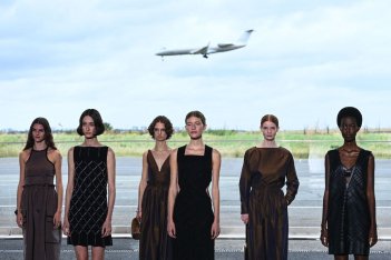 «Ο ουρανός είναι δικός σου»: H ανοιξιάτικη συλλογή Hermès παρουσιάστηκε στο αεροδρόμιο