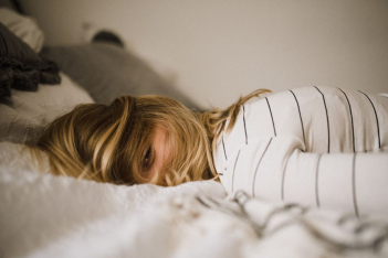 Burnout: Οι 6 βασικές αιτίες που σε κάνουν να μη θες να σηκωθείς από το κρεβάτι
