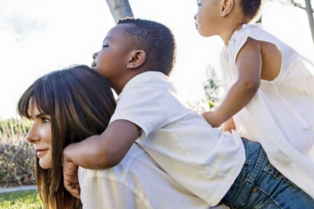 Η Sandra Bullock παραδέχτηκε πως δεν ήταν αρκετά προετοιμασμένη για να μεγαλώσει δύο μαύρα παιδιά