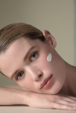 Glass skin effect: Η clean skincare routine που θα σε βοηθήσει να το πετύχεις