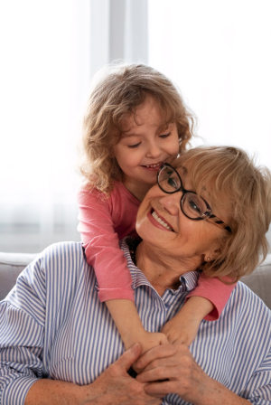 Οι γιαγιάδες έχουν τη μεγαλύτερη επίδραση στα παιδιά, σύμφωνα με έρευνα