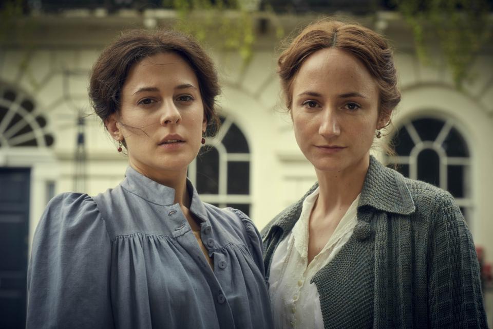 Programme Name: Life in Squares - TX: n/a - Episode: n/a (No. n/a) - Picture Shows: in Bloomsbury Square Vanessa Bell (PHOEBE FOX), Virginia Woolf (LYDIA LEONARD) - (C) Ecosse Films - Photographer: Ollie Upton