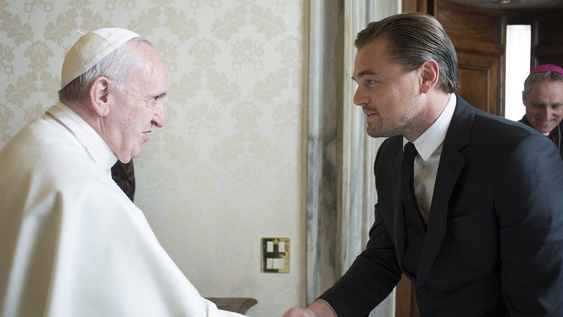 epa05131663 The handout picture made available by the Vatican newspaper Osservatore Romano shows Pope Francis and US actor Leonardo Di Caprio during a private audience at the Vatican, 28 January 2016. EPA/OSSERVATORE ROMANO / HANDOUT HANDOUT EDITORIAL USE ONLY/NO SALES