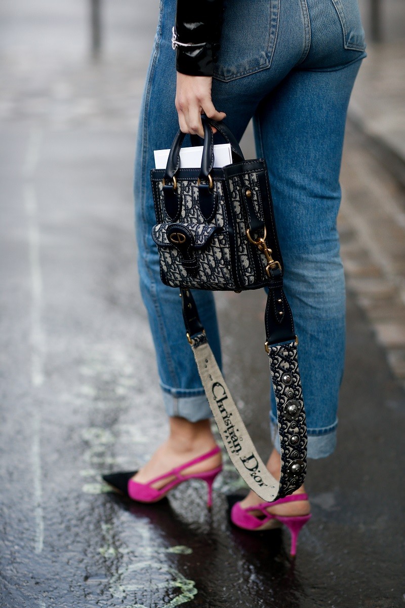 Κρατήστε μία top handle bag για να κάνετε τους πάντες να κοιτάνε τα χέρια σας.