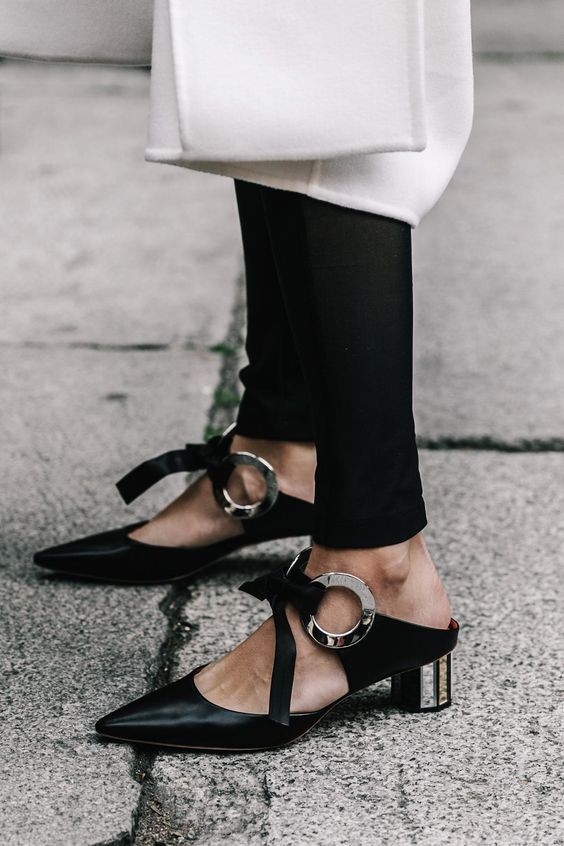 Τα kitten heels δεν τα συναντάμε μόνο σε γόβες αλλά και σε μπότες ή μποτάκια. Ο πιο μοντέρνος τρόπος για να τα φορέσουμε είναι με ένα cropped τζιν παντελόνι.