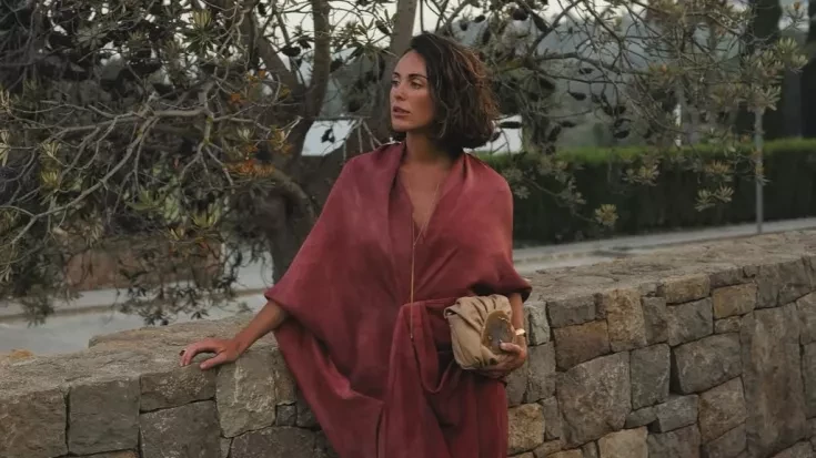 Καλεσμένη σε καλοκαιρινό γάμο: Τι να φορέσεις για να είσαι κομψή χωρίς να υποφέρεις από τη ζέστη