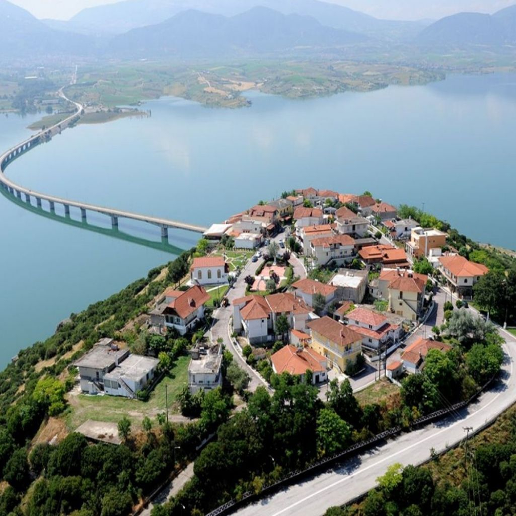 Νεράιδα Κοζάνης: Το χωριό «μπαλκόνι» με τη μαγευτική θέα στη γέφυρα Σερβίων