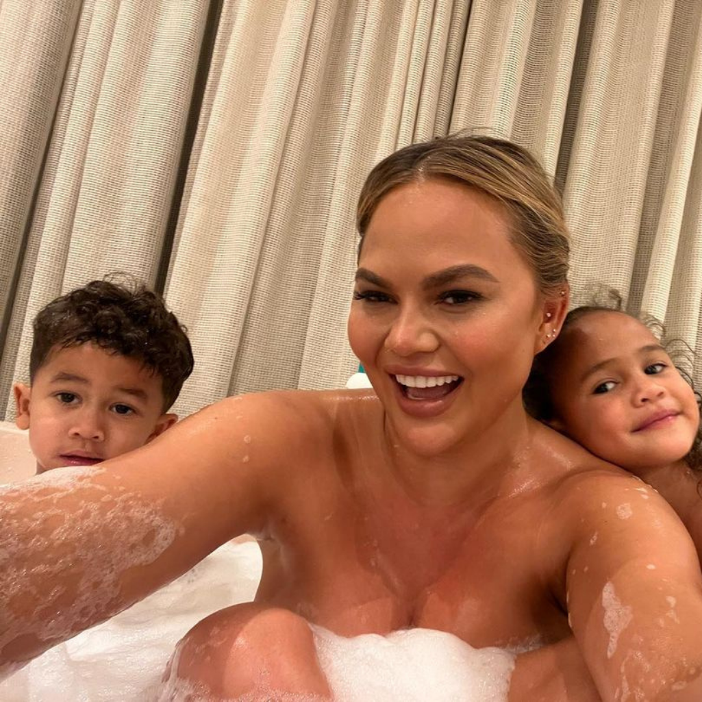Η Chrissy Teigen κάνει μπάνιο με τα παιδιά της και προκαλεί αντιδράσεις
