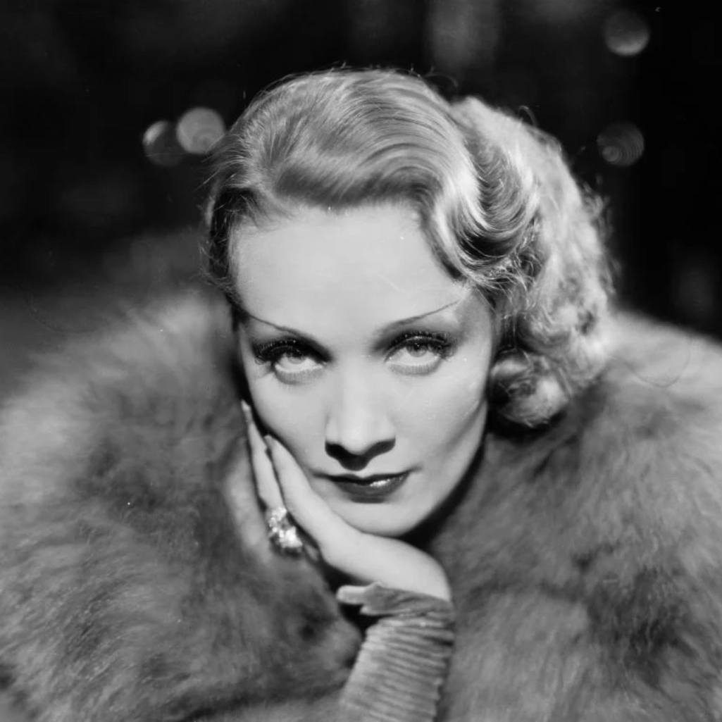 Marlen Dietrich: 120 χρόνια από τη γέννηση της πιο διάσημης «femme fatale» του κλασικού σινεμά
