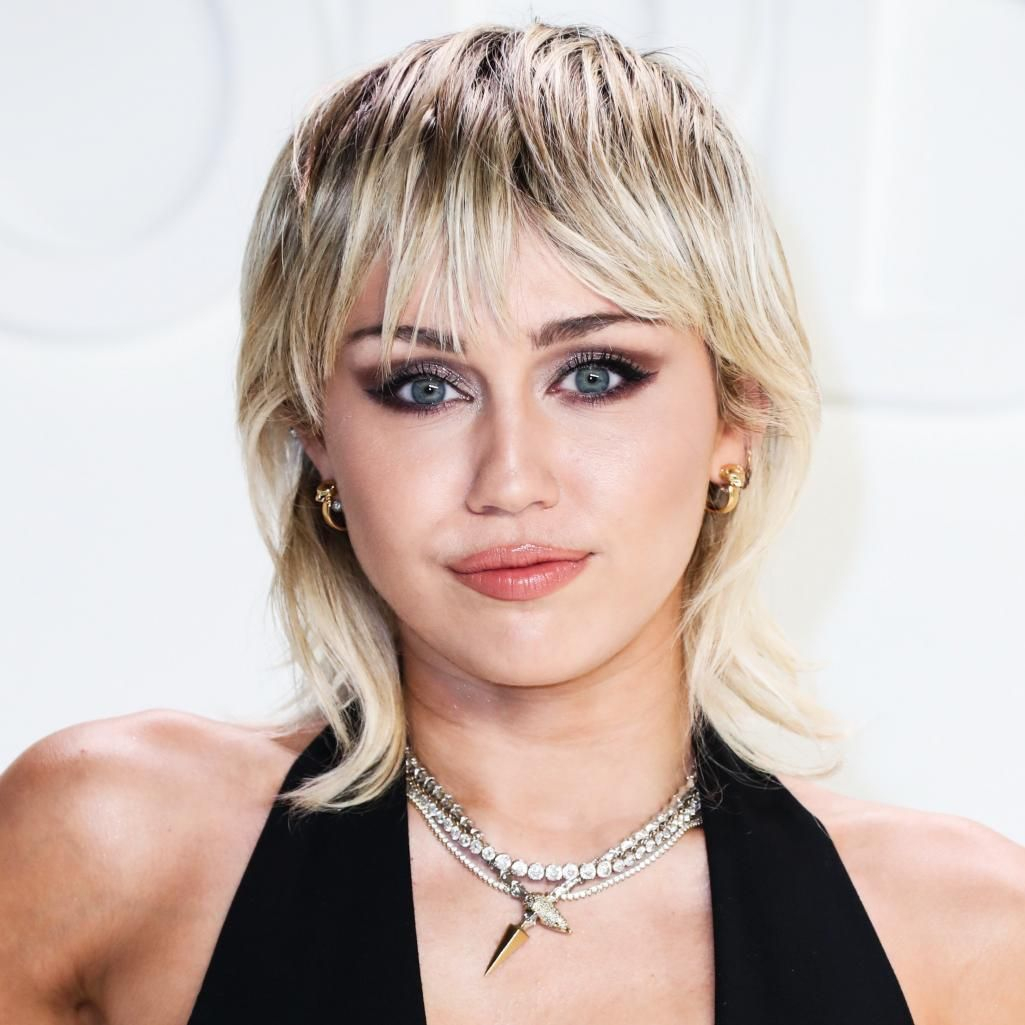 H Miley Cyrus άλλαξε το χρώμα των μαλλιών της και μας γύρισε πίσω στα 90s