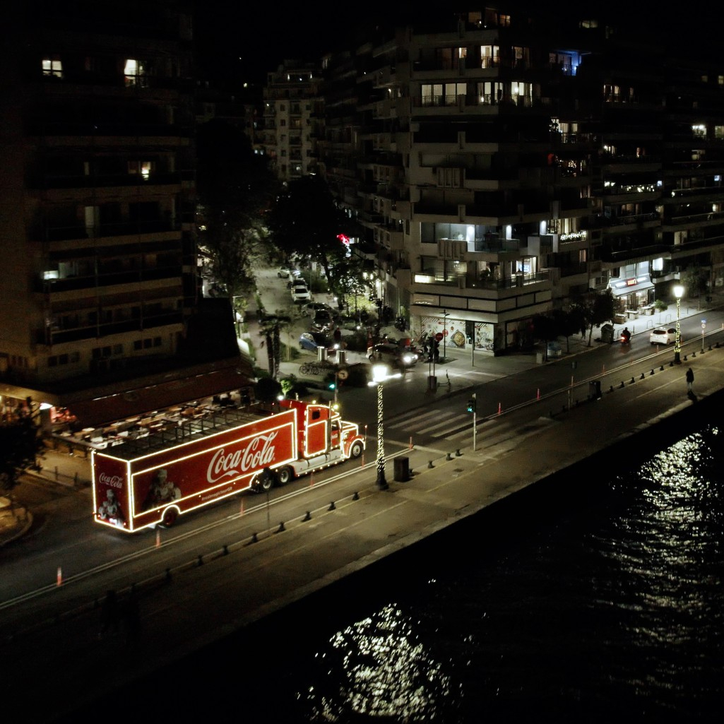 Μάθαμε τα πάντα για το πιο εντυπωσιακό Χριστουγεννιάτικο φορτηγό της Coca-Cola που έφτασε στην Ελλάδα!