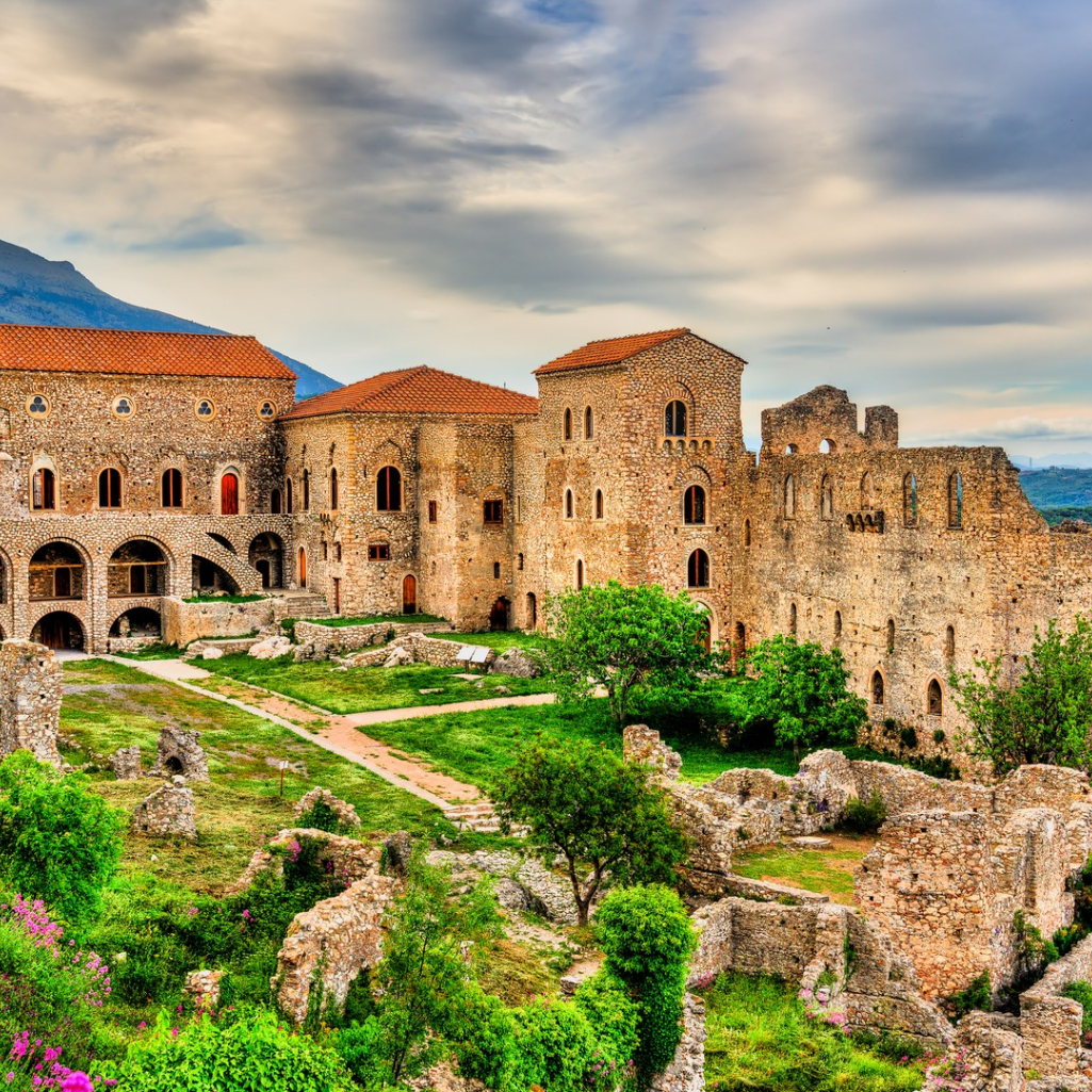 Μυστράς: Βόλτα στην ερημωμένη βυζαντινή πολιτεία της Πελοποννήσου