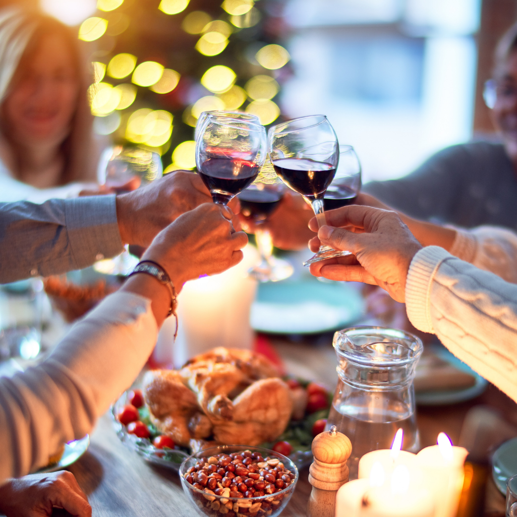 6 απλοί τρόποι να περάσεις μια τέλεια Παραμονή Πρωτοχρονιάς στο σπίτι