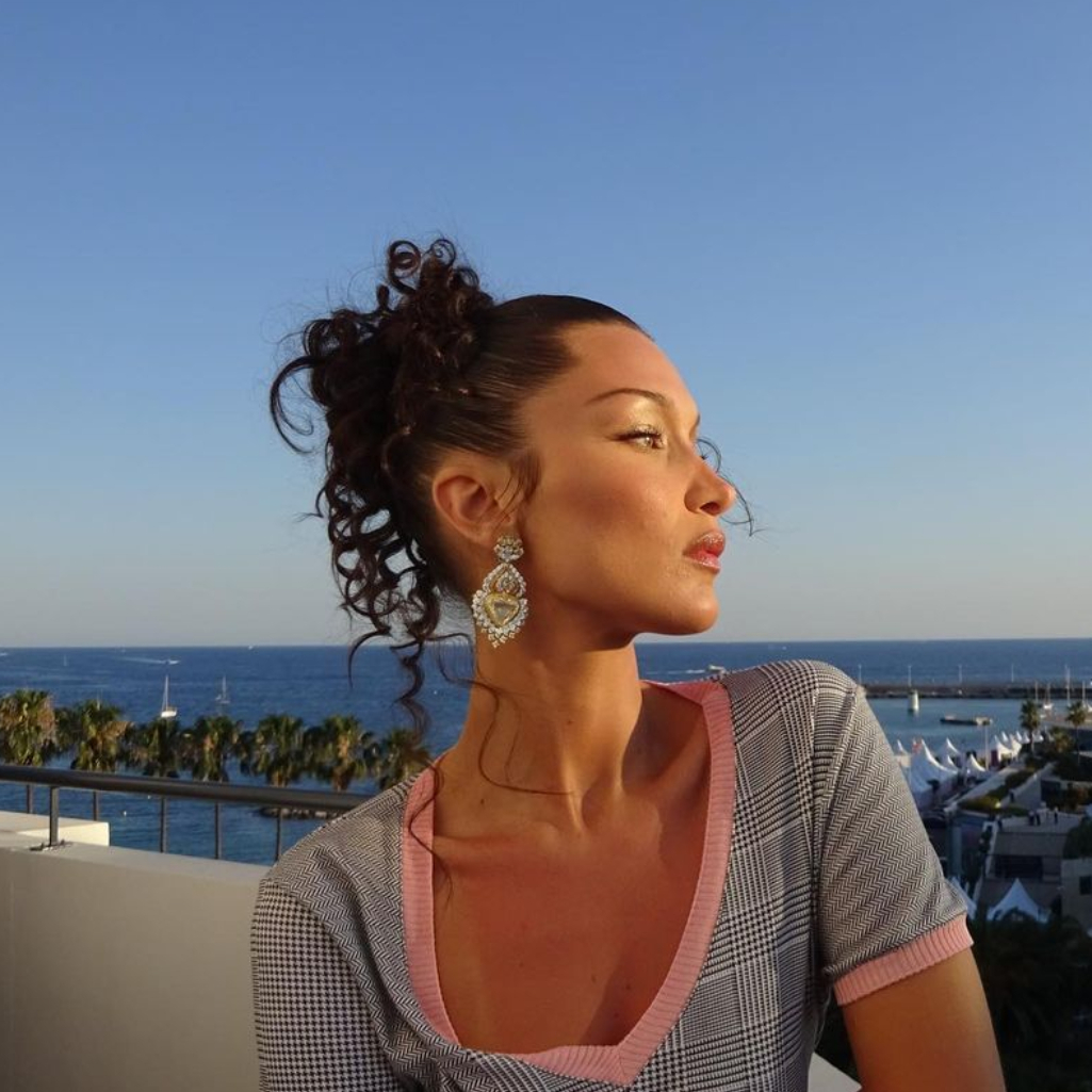 Η Bella Hadid μιλά ανοιχτά για την ψυχική της υγεία: «Ένιωθα αφόρητο πόνο»