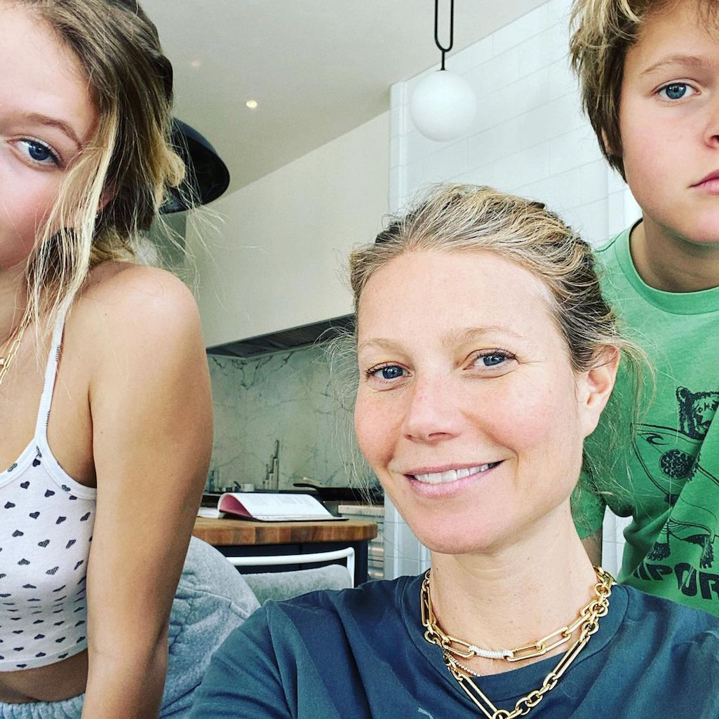 H Gwyneth Paltrow ποζάρει με τον σύζυγο και τα παιδιά της, στις καλύτερες στιγμές της από το 2021