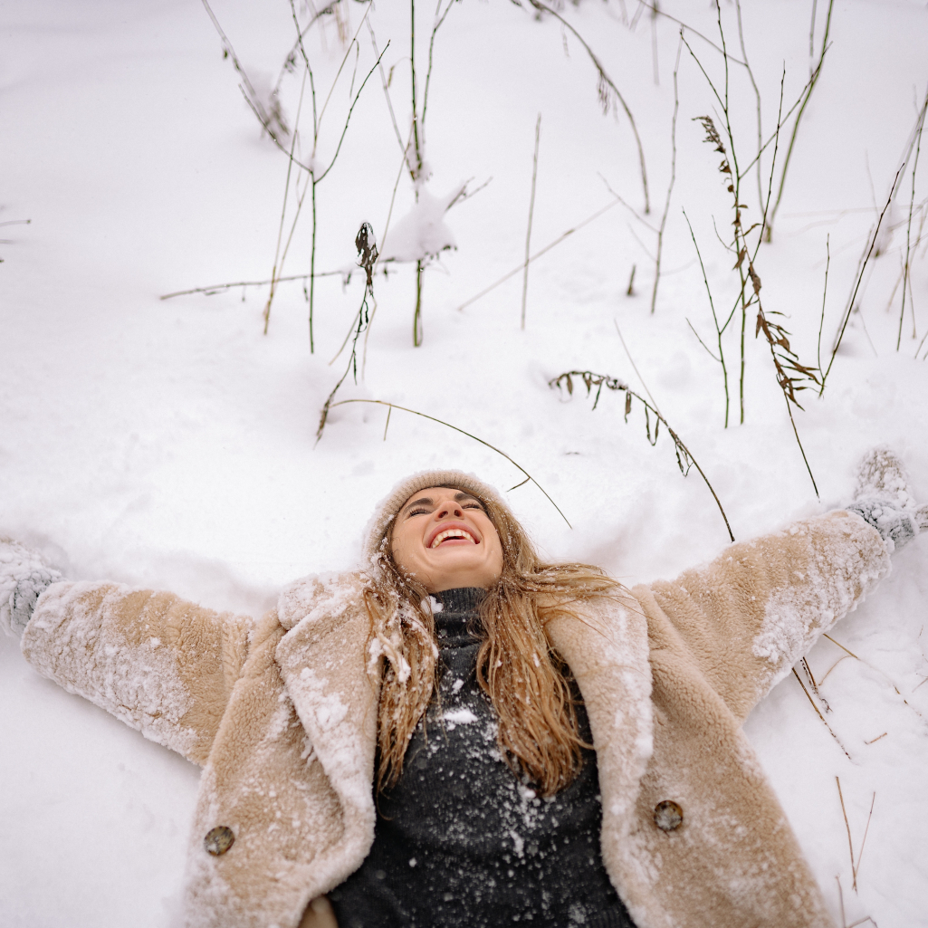 Γιατί λατρεύουμε τόσο το χιόνι; 6 επιστημονικοί λόγοι που μας κάνει να νιώθουμε πάλι παιδιά