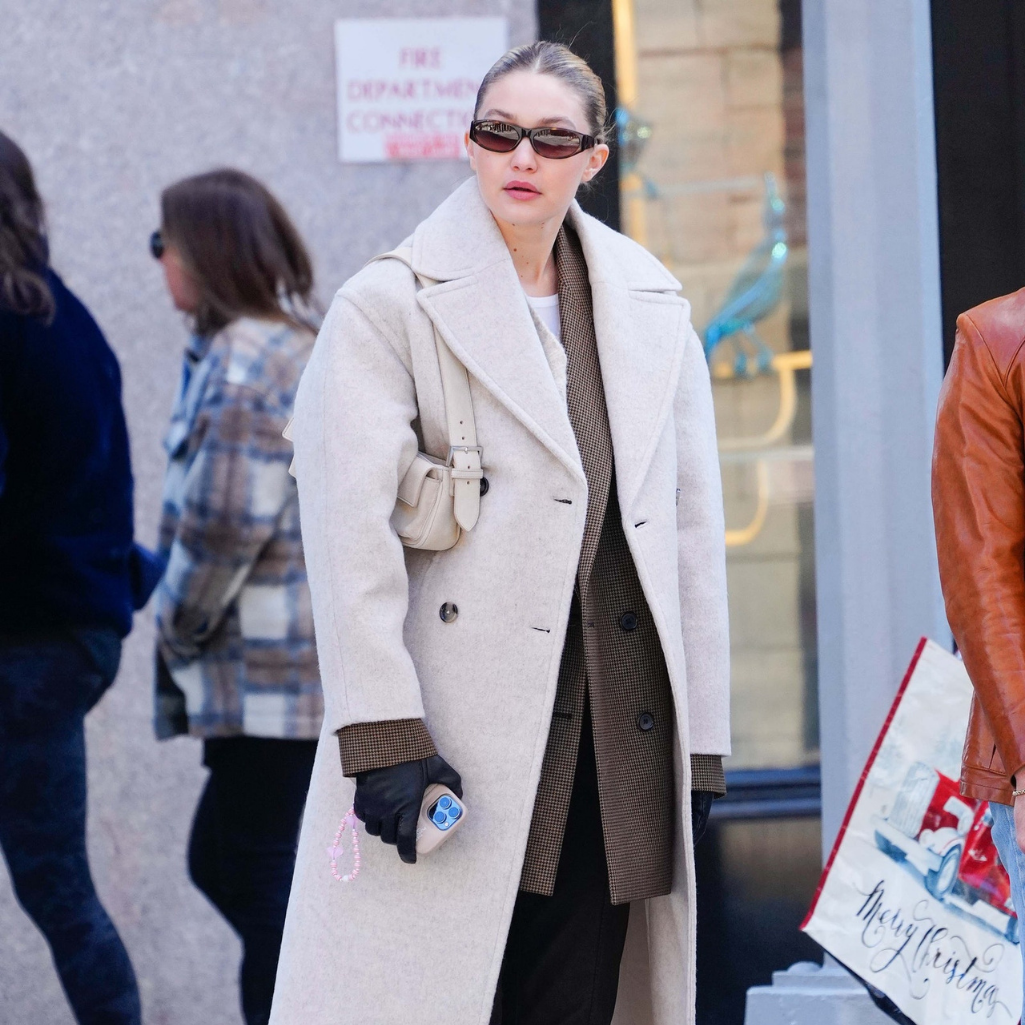 Από την Gigi και τη Sienna, στην Alexa και την Κatie Ηolmes όλες φορούν αυτό το high-street παλτό 
