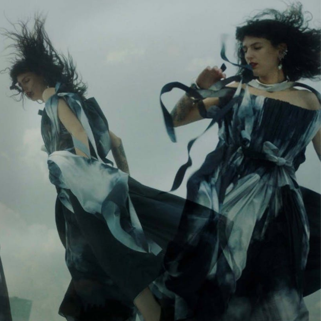 Storm Chasing: To νέο film του Alexander McQueen ντύνεται με τις καταιγίδες του Λονδίνου