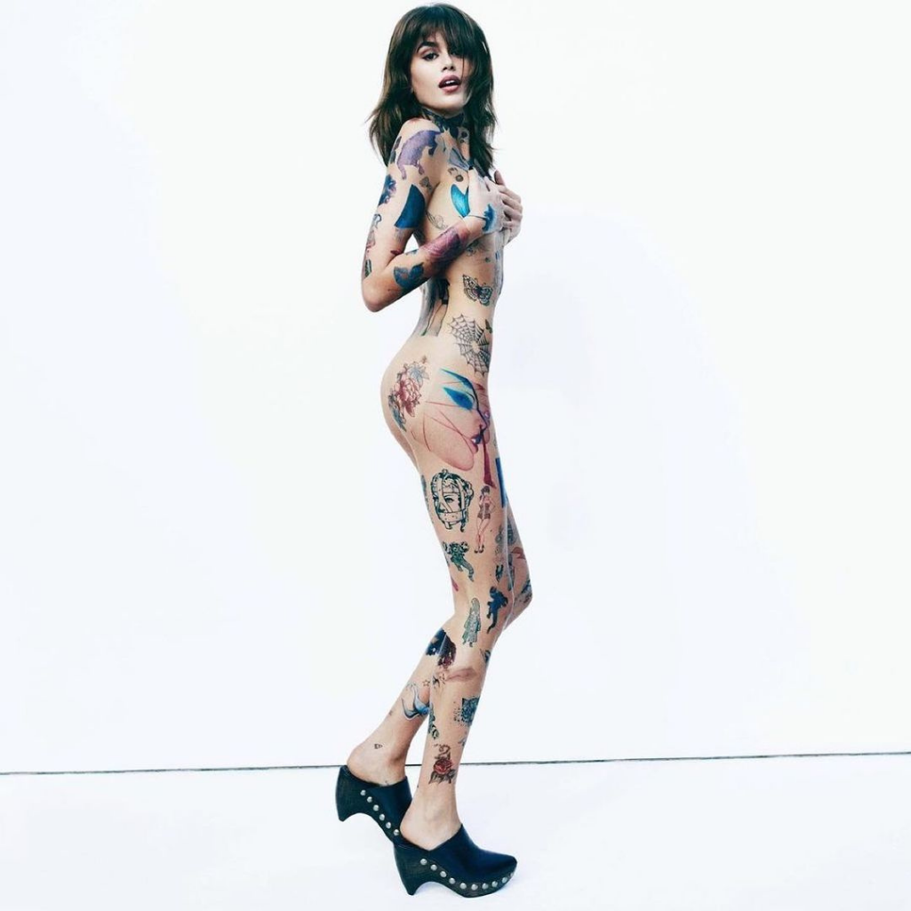 «Το alter ego μου»: H Kaia Gerber ποζάρει γυμνή με δεκάδες tattoos στο κορμί της