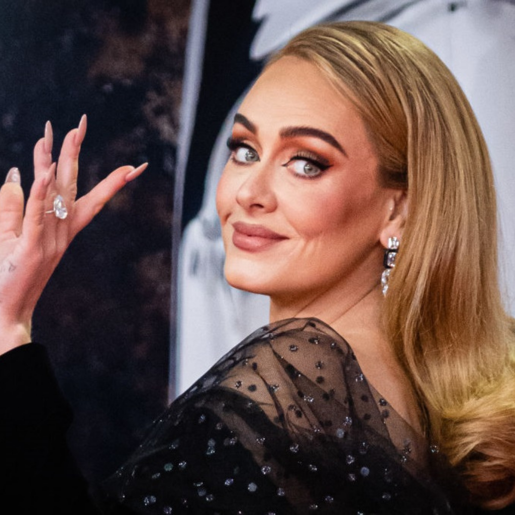 Η Adele ακομπλεξάριστη κάνει pole dancing σε gay club του Λονδίνου