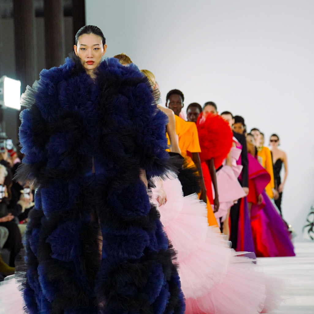 Carolina Herrera F/W 2022: H πιο fun και νεανική εκδοχή του Οscar dressing