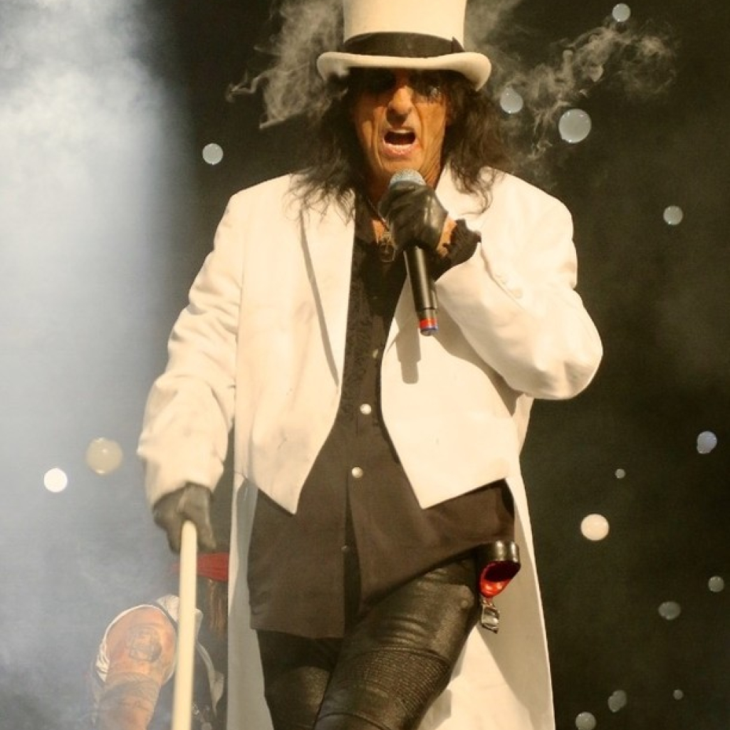 Alice Cooper: Οι άγνωστες πτυχές της ταραχώδους καριέρας του «νονού της shock rock»