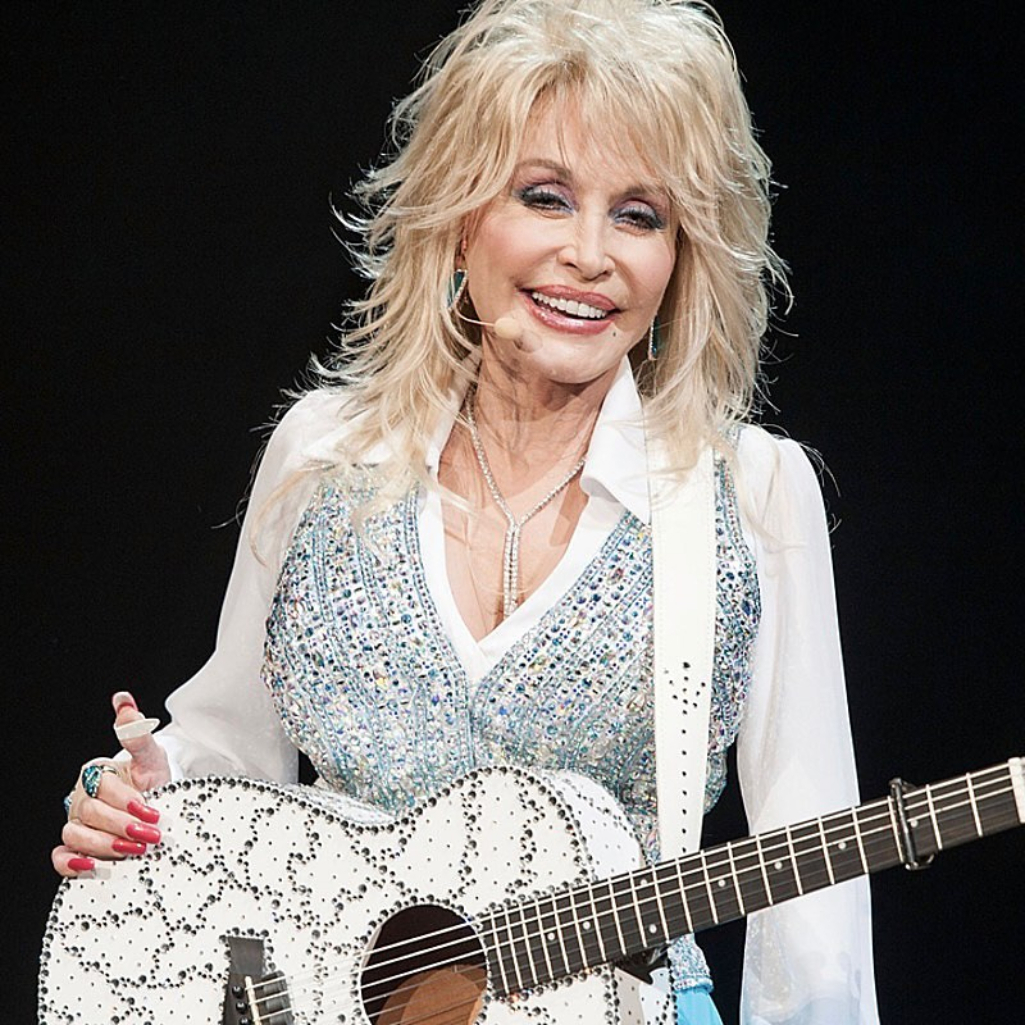 H Dolly Parton αναλαμβάνει τα έξοδα κάθε υπαλλήλου της που θέλει να σπουδάσει στο Πανεπιστήμιο