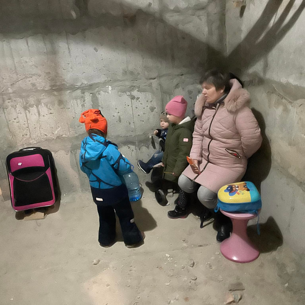 «Παίξαμε με τα παιδιά το παιχνίδι "ποιος θα φτάσει πρώτος στο υπόγειο"»: Ανταποκριτής στο Κίεβο περιγράφει την πρώτη μέρα του πολέμου
