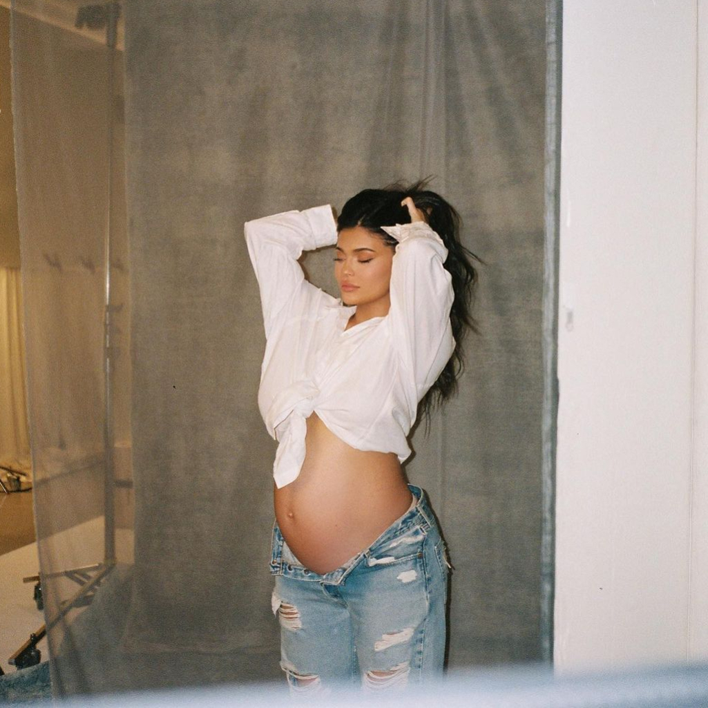 Η Kylie Jenner γέννησε και το ανακοίνωσε με μια γλυκιά φωτογραφία
