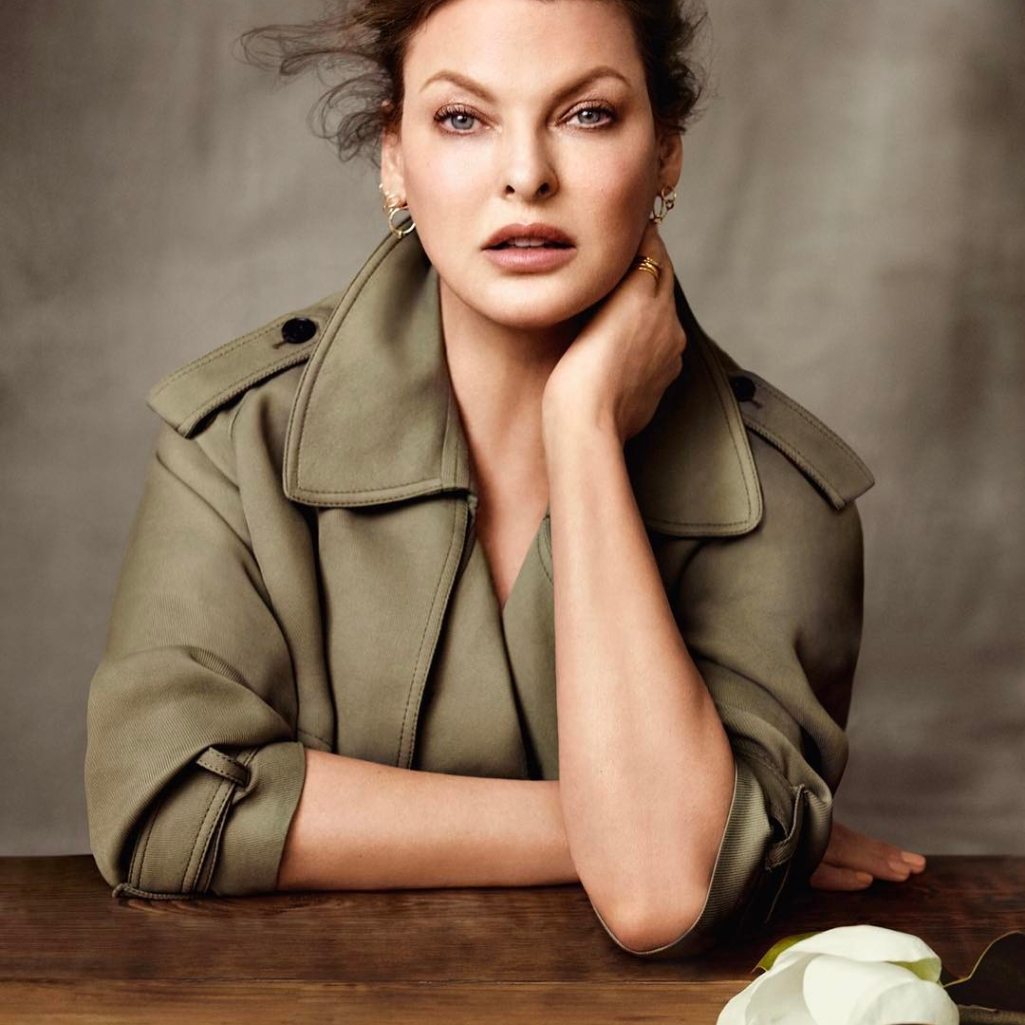 Η Linda Evangelista μιλά πρώτη φορά για την παραμόρφωσή της: «Δεν μπορώ να κρύβομαι άλλο»
