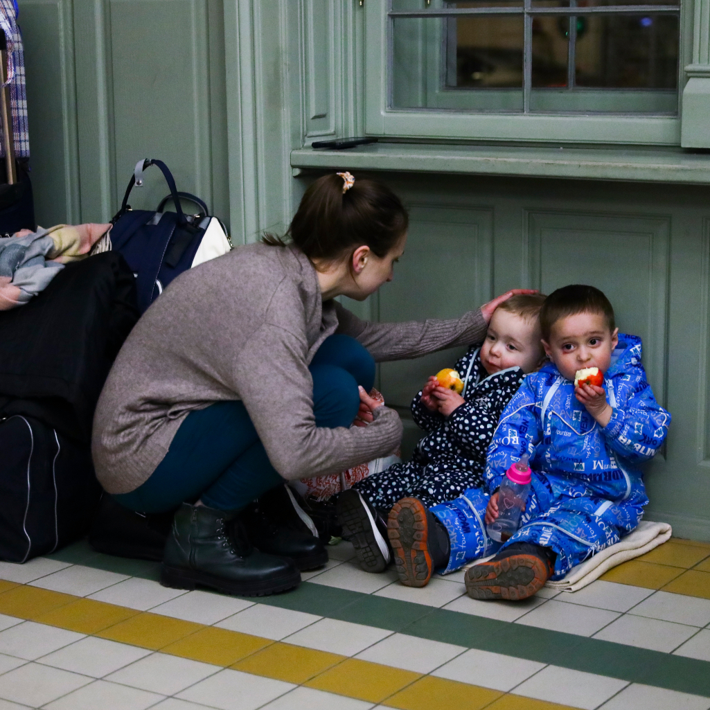 «Δε θέλαμε να δείξουμε στα παιδιά ότι φοβόμαστε»: Μαρτυρίες από το μετρό του Κιέβου που μετατράπηκε σε καταφύγιο