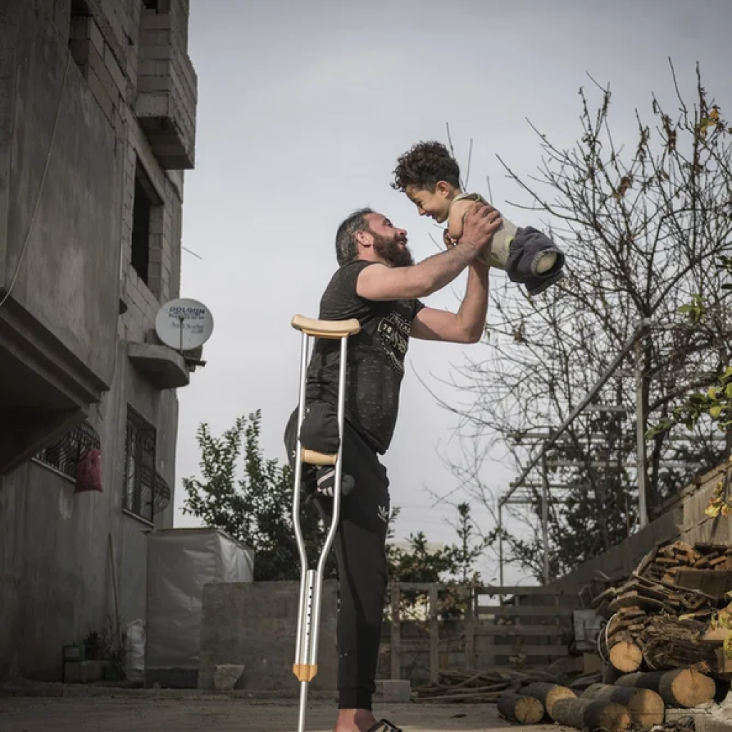 Flying high: Πώς η φωτογραφία ενός Σύριου πατέρα με τον γιο του άνοιξε τον δρόμο για μια νέα ζωή στην Ιταλία