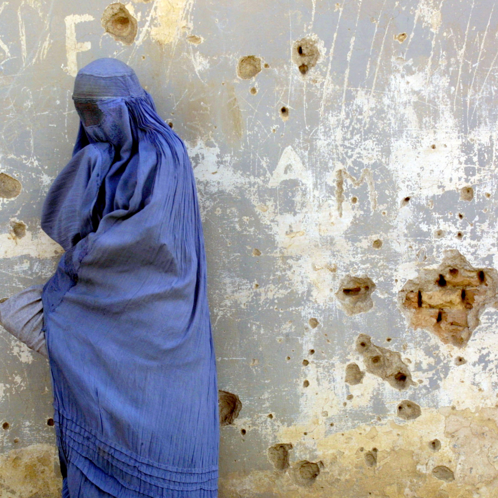Αφγανιστάν: Οι γυναίκες στο δημόσιο θα πρέπει από σήμερα να καλύπτουν το κεφάλι τους ακόμη και με κουβέρτα 