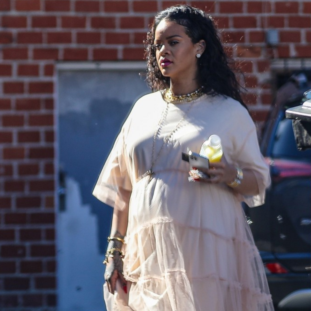 H Rihanna άφησε για λίγο τα sexy crop tops στο πρώτο της girly outfit εγκυμοσύνης