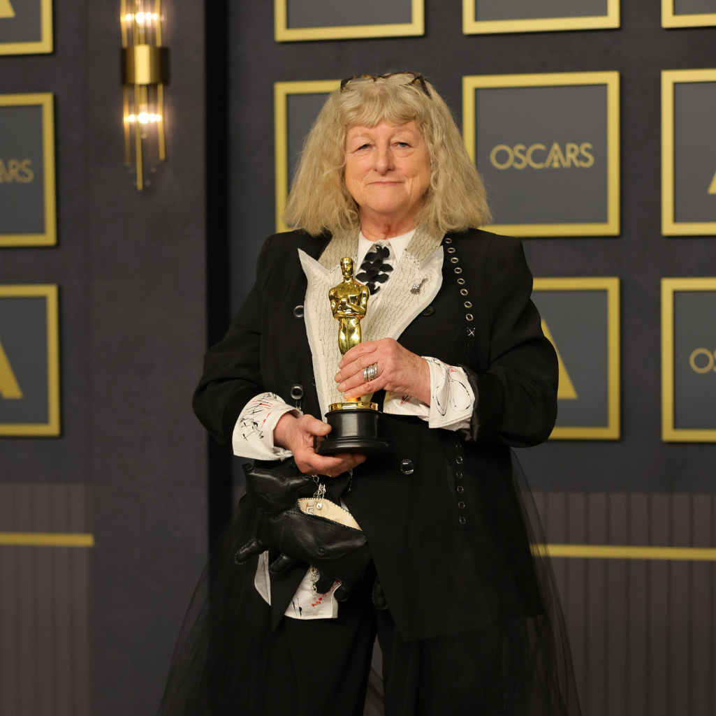 Oscars 2022: «Γυμνός χωρίς εμάς» - Tι σήμαινε το μήνυμα στα ρούχα της νικήτριας Jenny Beavan