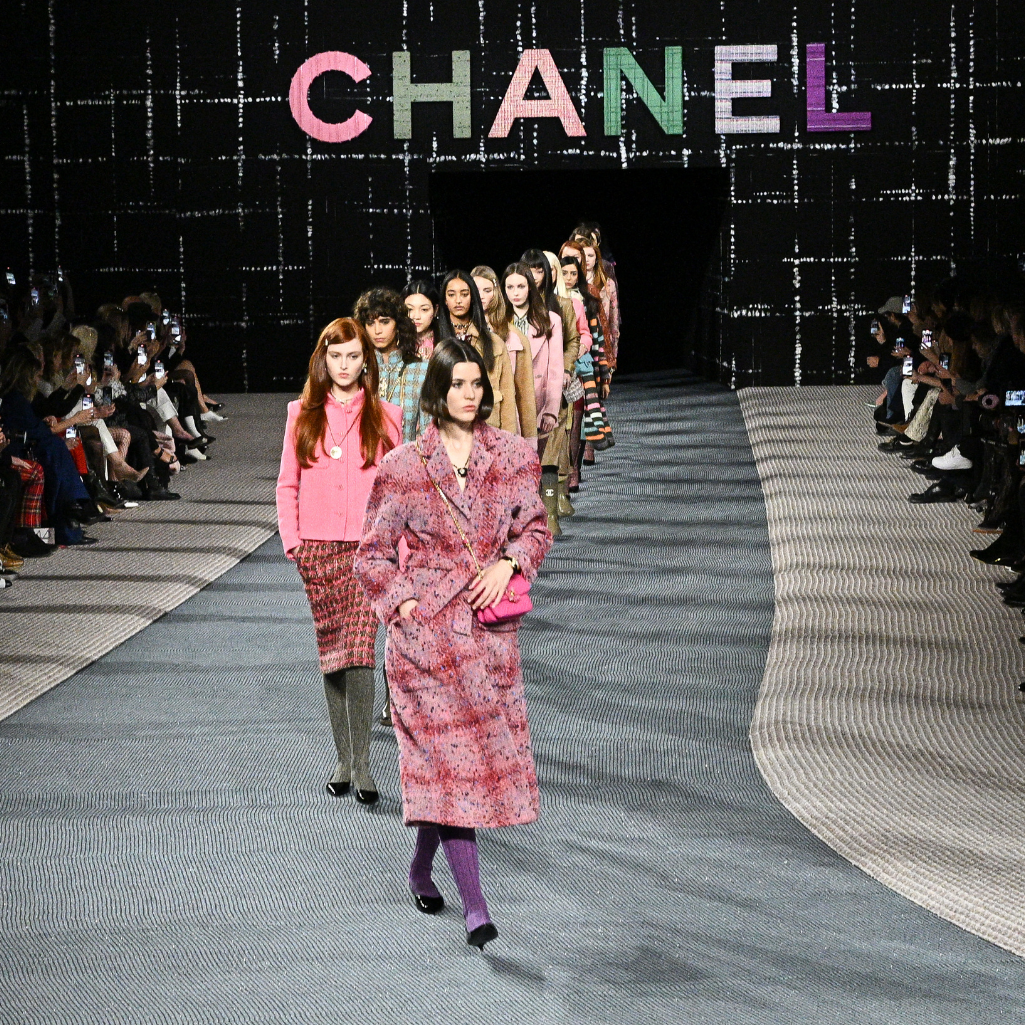 Chanel: Tα πάντα ήταν tweed στο show του εμβληματικού οίκου