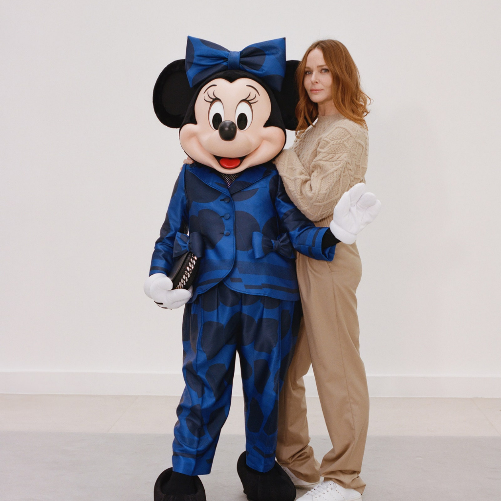H Stella McCartney έντυσε τη Minnie Mouse για πρώτη φορά με κοστούμι για την ημέρα της γυναίκας