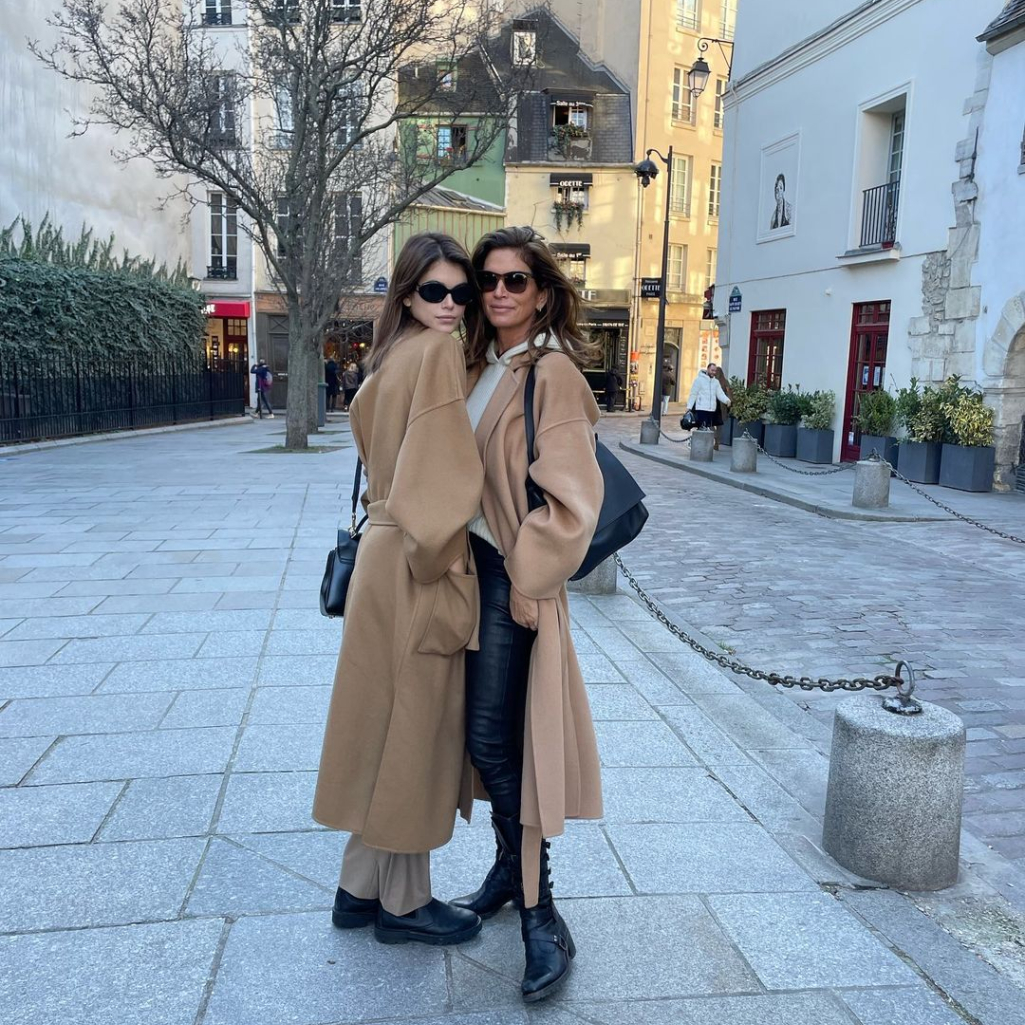 Cindy Crawford & Kaia Gerber: Μια μέρα μαζί στο Παρίσι, φορώντας το πιο κομψό παλτό της σεζόν