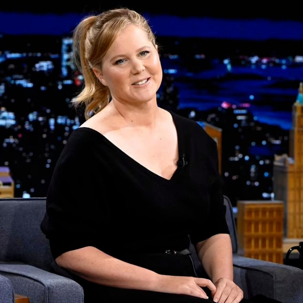 Η Amy Schumer μιλά ανοιχτά για την ενδομητρίωση και την υστερεκτομή της, και καταχειροκροτείται