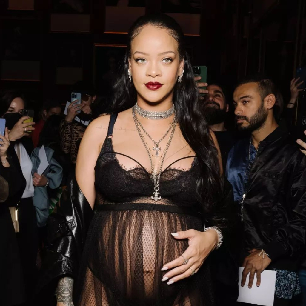 Η Rihanna στο show του Dior έδειξε, πάλι, πώς πρέπει να ντύνεται μια έγκυος: Όπως θέλει