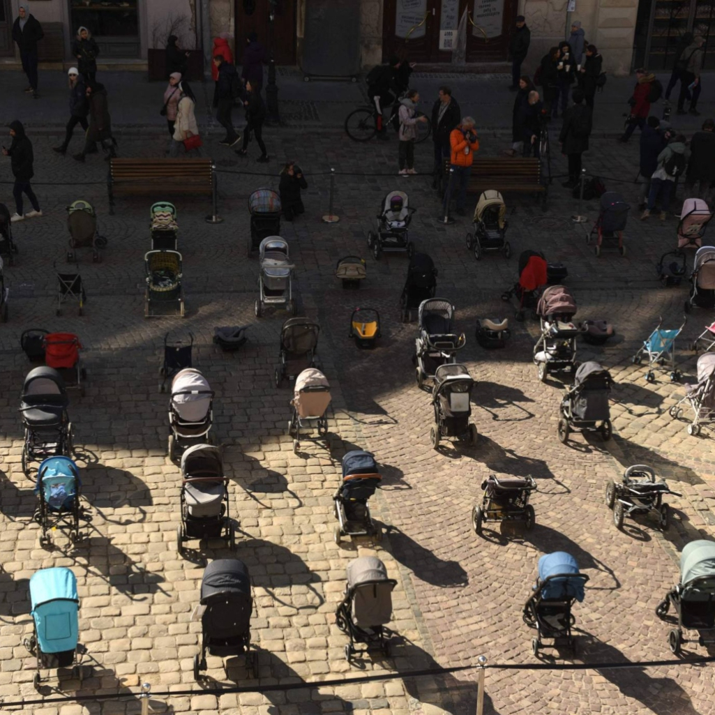 Η σπαρακτική φωτογραφία με 109 καρότσια που συμβολίζει τα παιδιά που σκοτώθηκαν στην Ουκρανία
