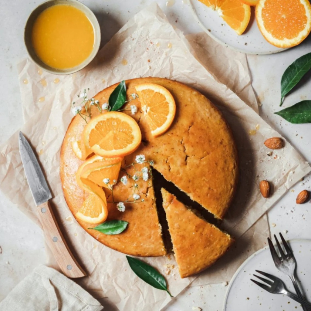 Ζουμερό κέικ με πορτοκάλι και αμύγδαλα