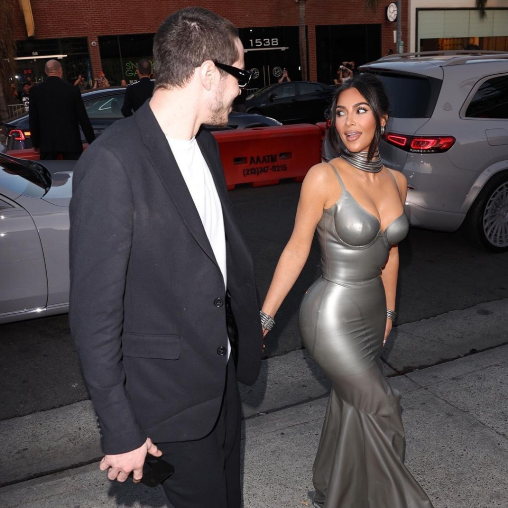 Kim Kardashian και Pete Davidson στην πρώτη τους επίσημη εμφάνιση ως ζευγάρι στην πρεμιέρα του «Τhe Kardashians» 