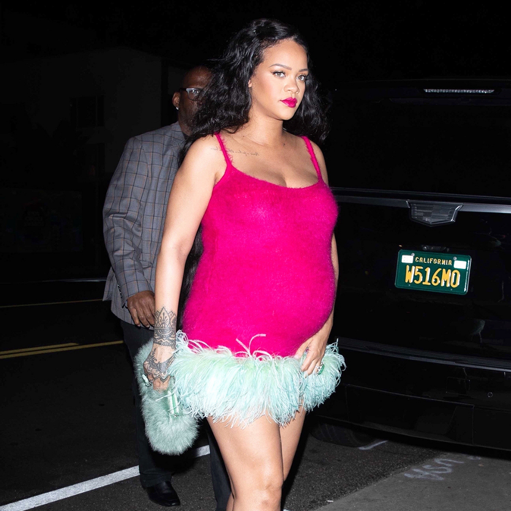 Η Rihanna τα δίνει όλα στο τελευταίο της maternity look, με φτερά, γούνα και hot pink combo