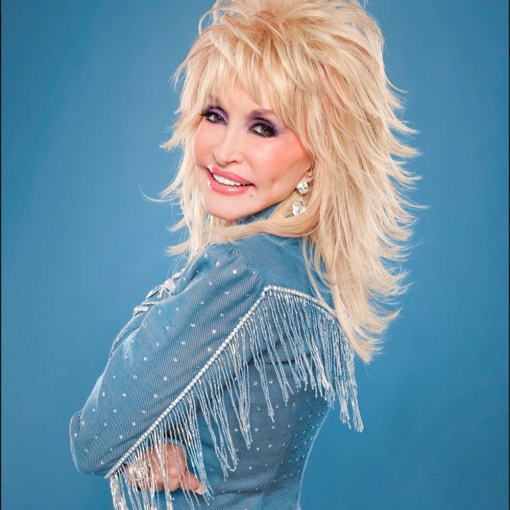 Η Dolly Parton αποκαλύπτει τα μυστικά ομορφιάς της - Ξυπνάει ξημερώματα και λατρεύει το skincare 