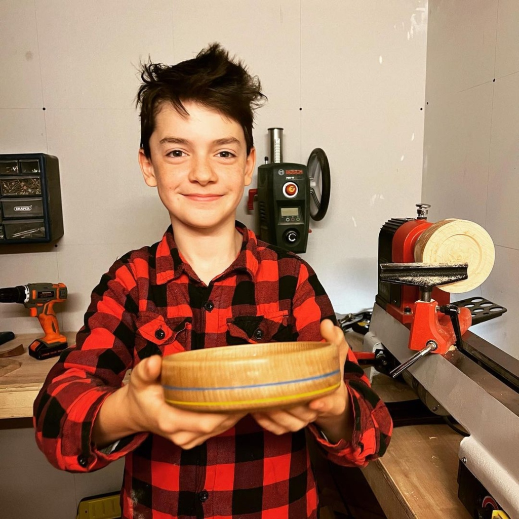 Το 12χρονο αγόρι που έφτιαξε ένα ξύλινο μπολ για τα παιδιά της Ουκρανίας και συγκέντρωσε 68.000 λίρες