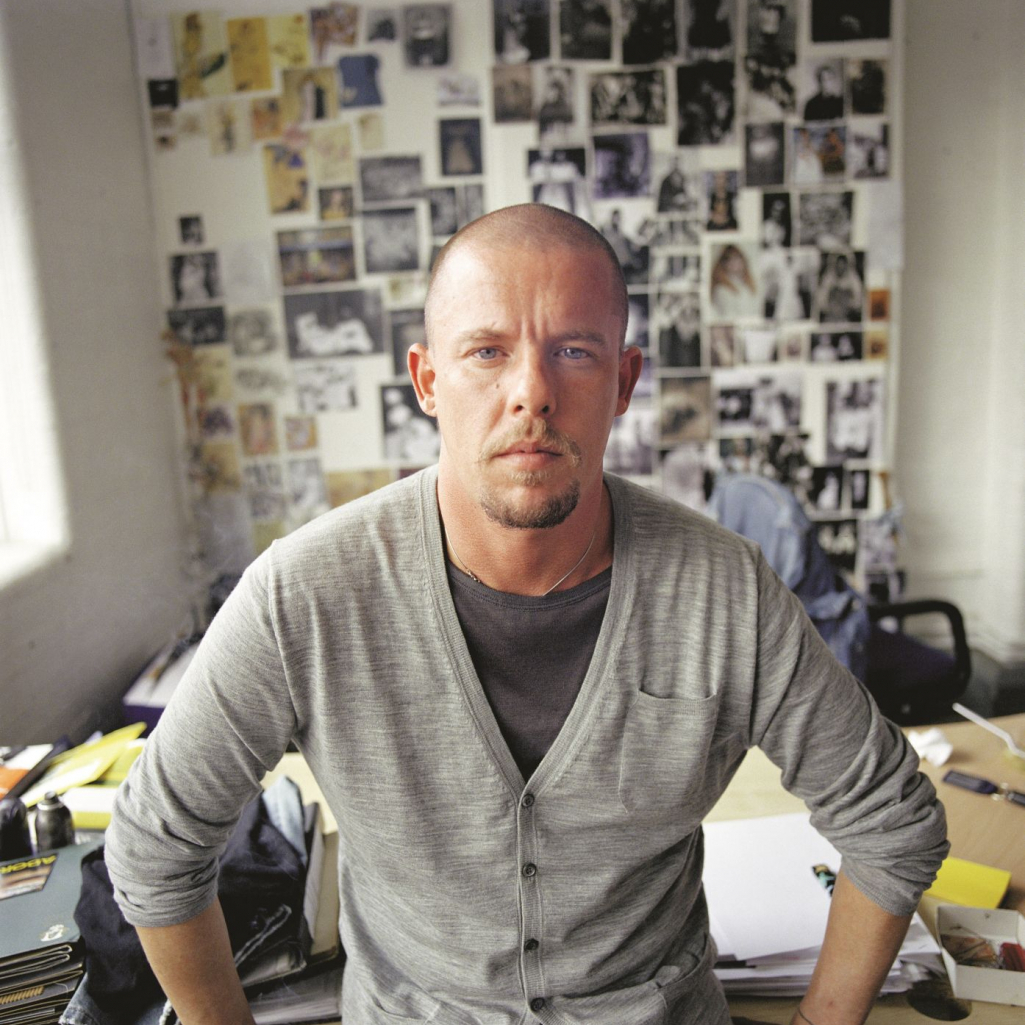 Σε δημοπρασία το σπάνιο βιογραφικό του Alexander McQueen
