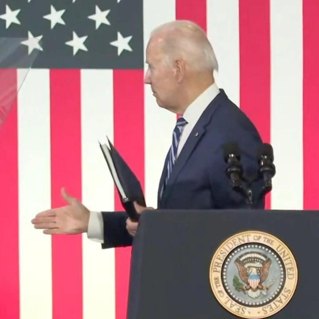 Ο Joe Biden δίνει το χέρι στον αέρα, σε άλλη μια viral άτυχη στιγμή του