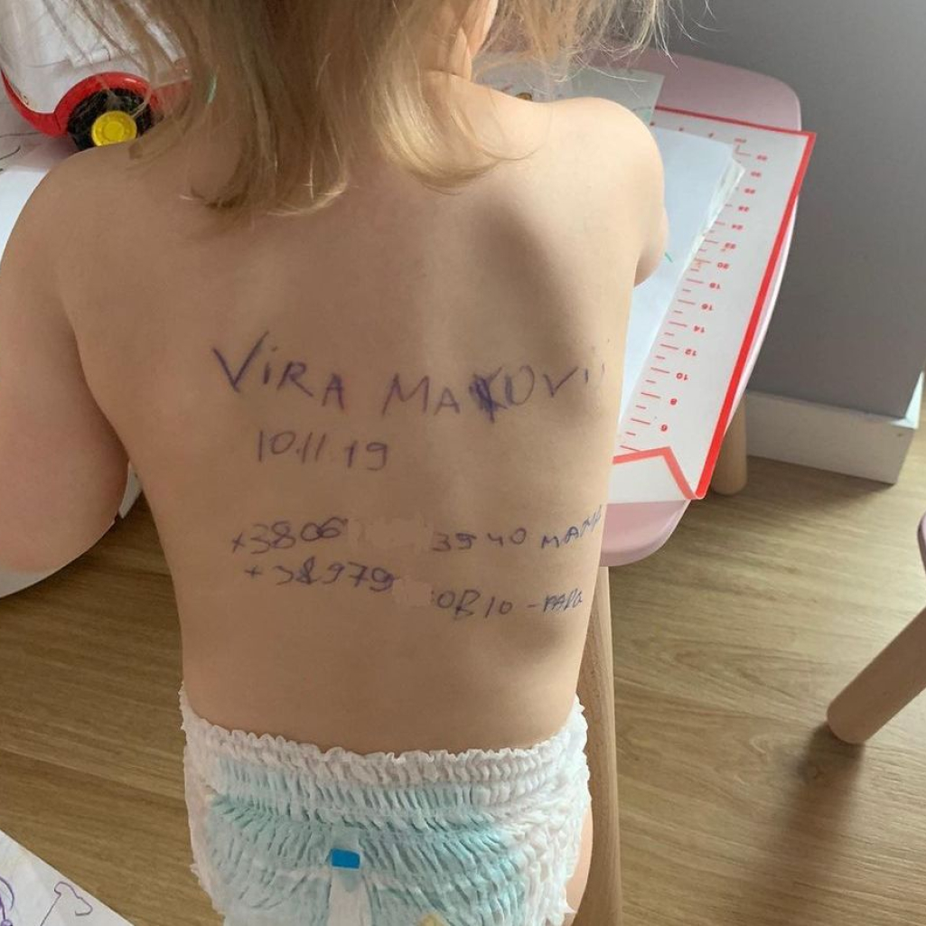 Οι Ουκρανές μητέρες γράφουν με στυλό τα στοιχεία επικοινωνίας τους στα σώματα των παιδιών τους