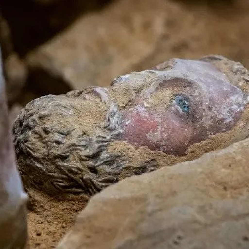 Αρχαίοι θησαυροί βρέθηκαν κάτω από την Παναγία των Παρισίων: Τάφοι, αγάλματα και μια μορφή (ίσως) του Χριστού